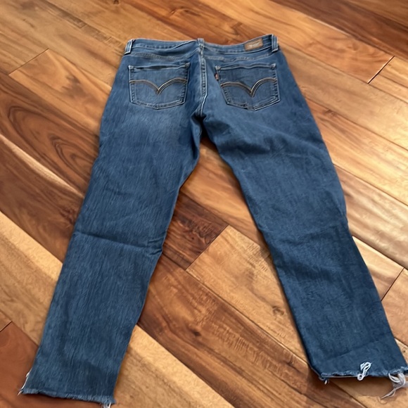 Levi’s Custom Cut Ankle Step Fray Jeans - Picture 9 of 10